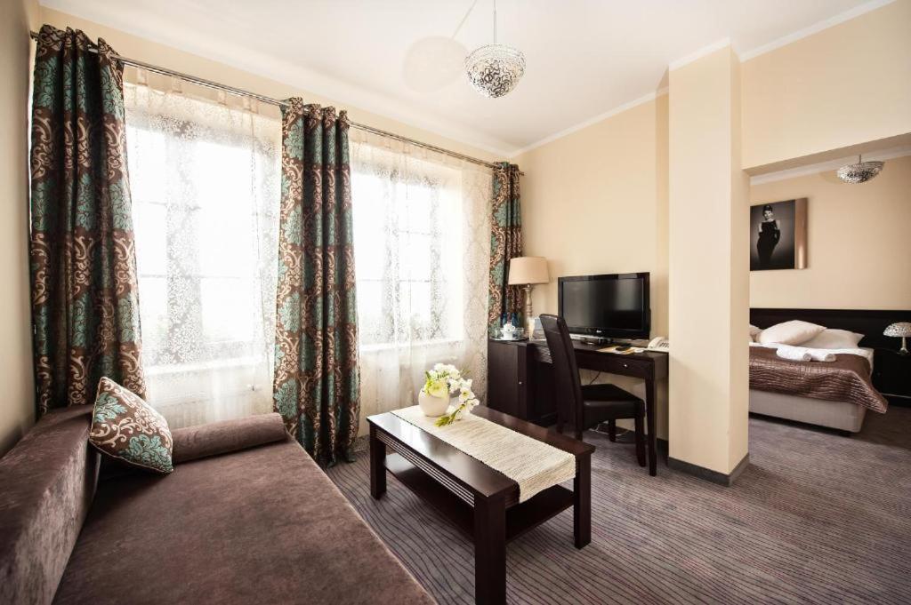 Hotel Willa Adriana Плоцк Екстериор снимка
